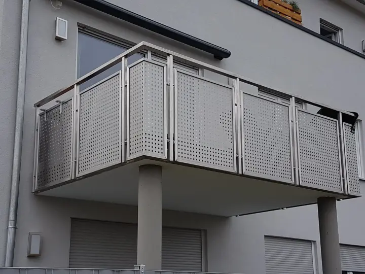 Balkonverkleidung aus Lochblech