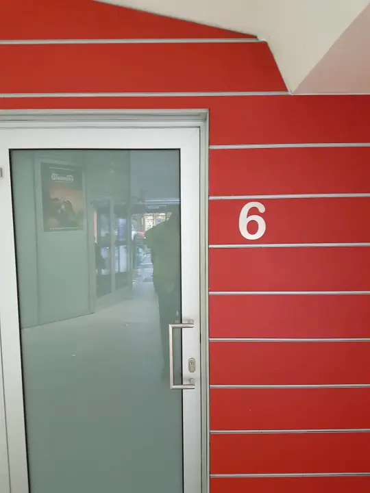 Eingangstür aus Aluminium und Glas