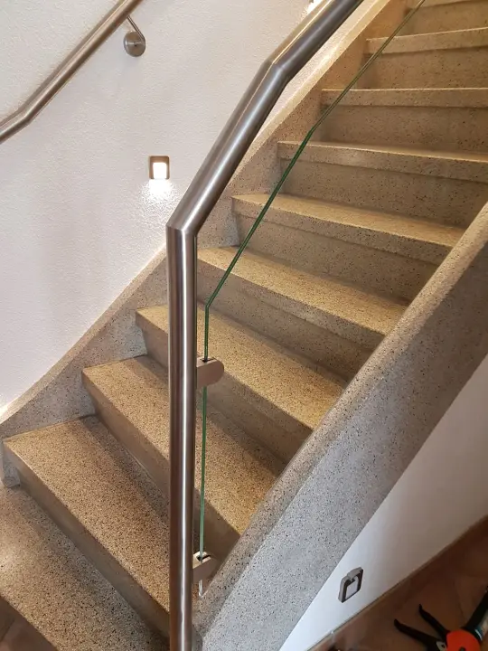 Glasgeländer mit Edelstahl-Handlauf