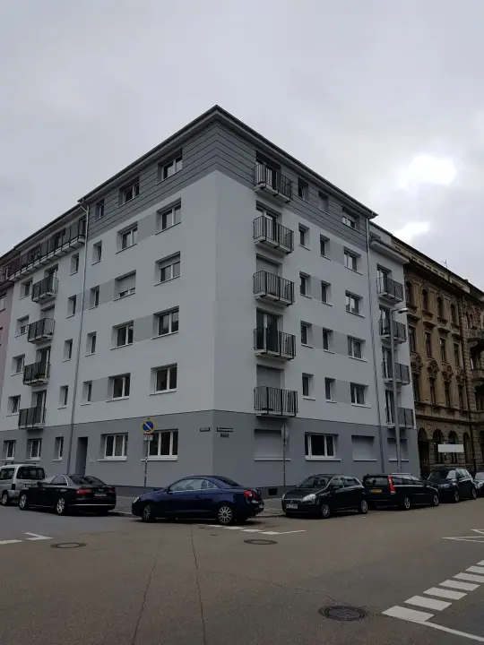 Balkongeländer am Mehrfamilienhaus