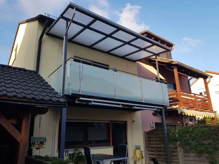 Terrassenüberdachung über dem Balkon