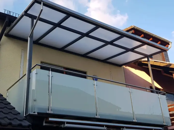 Glasdach über dem Balkon