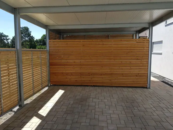 Sichtschutzwand mit Holzfüllung