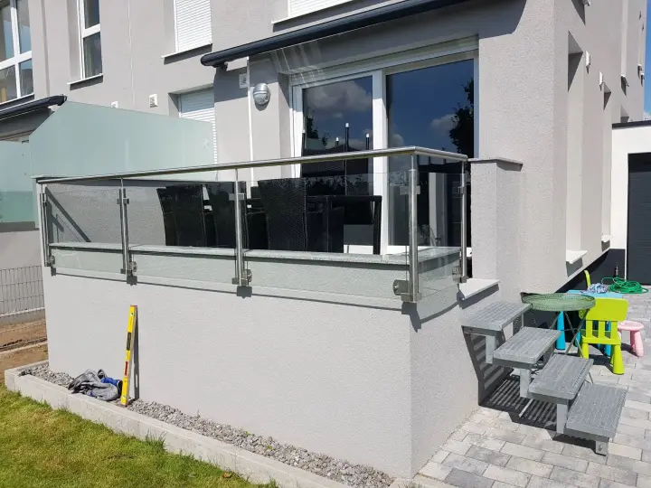Terrassengeländer aus Edelstahl und Glas