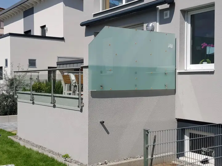Sichtschutz aus Glas an der Terrasse