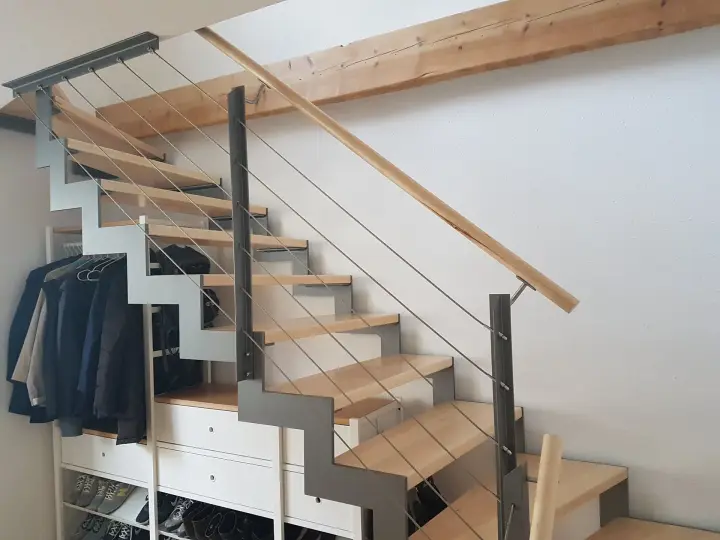Treppe mit Edelstahl-Seilgeländer