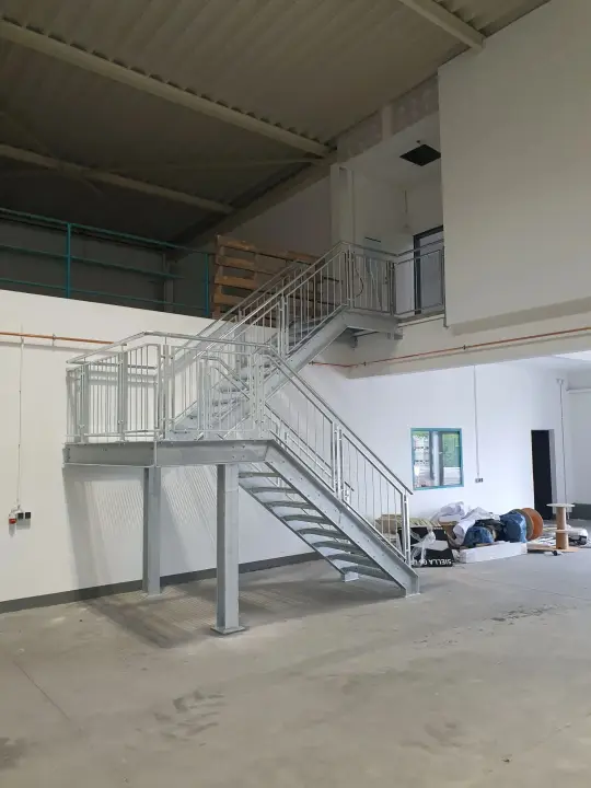 Stahltreppe mit Podest in der Halle