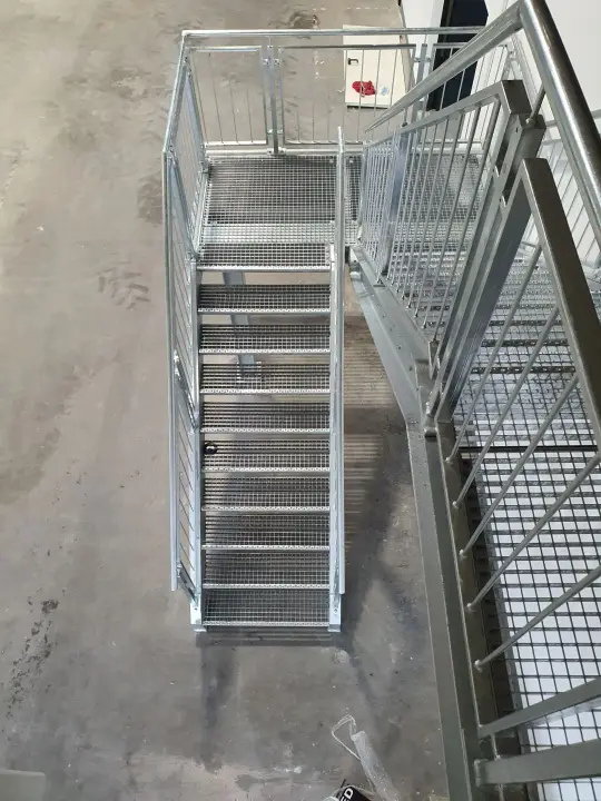 Treppe mit Gitterroststufen