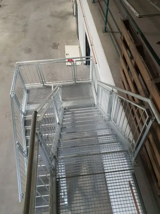 Stahltreppe mit Podest, verzinkt