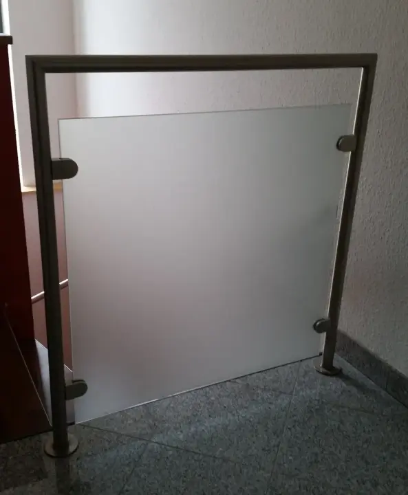 Glasbrüstung mit Handlauf