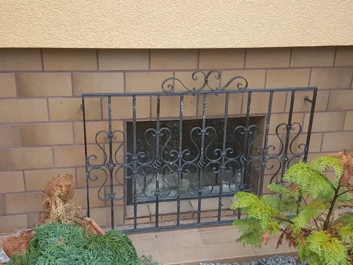 Schmiedeeisernes Fenstergitter