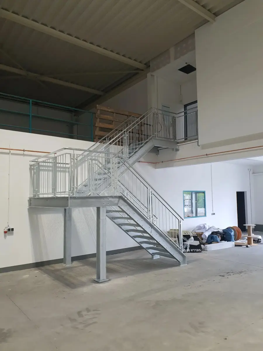 Stahltreppe mit Podest in einer Halle